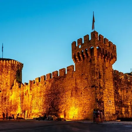 In With Terrace, Air Conditioning, Wi-fi דירה טרוגיר